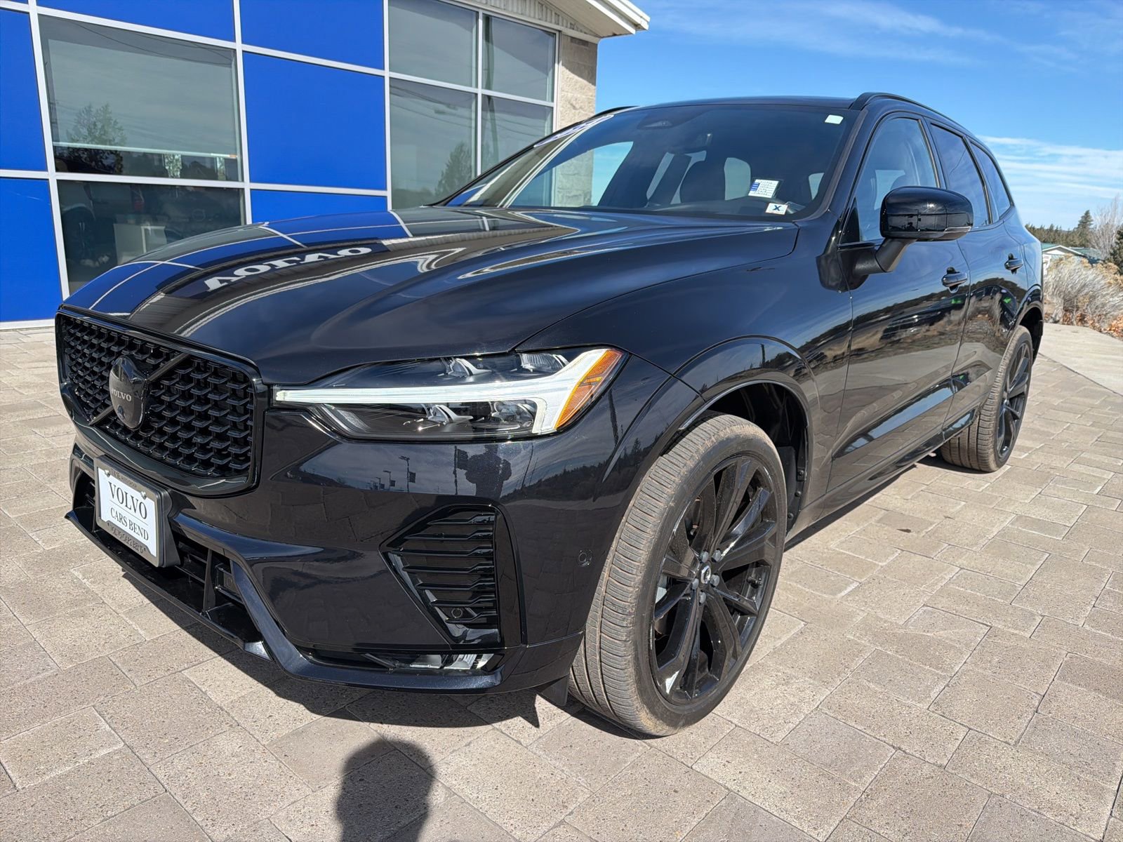 Used 2024 Volvo XC60 B5 Ultimate w/ Protection Package Premier image 3