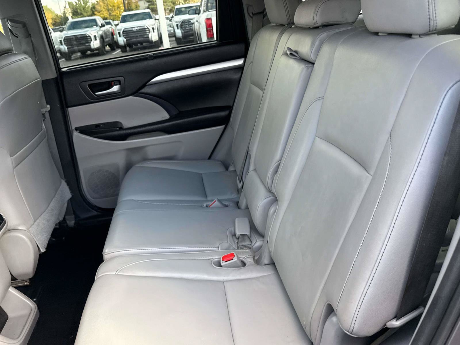 Used 2016 Toyota Highlander XLE w/ Four Season Floor Mat Package AWD/4WD image 14