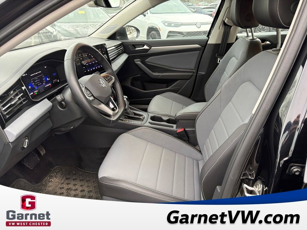 Used 2025 Volkswagen Jetta SE w/ Sunroof Package image 9