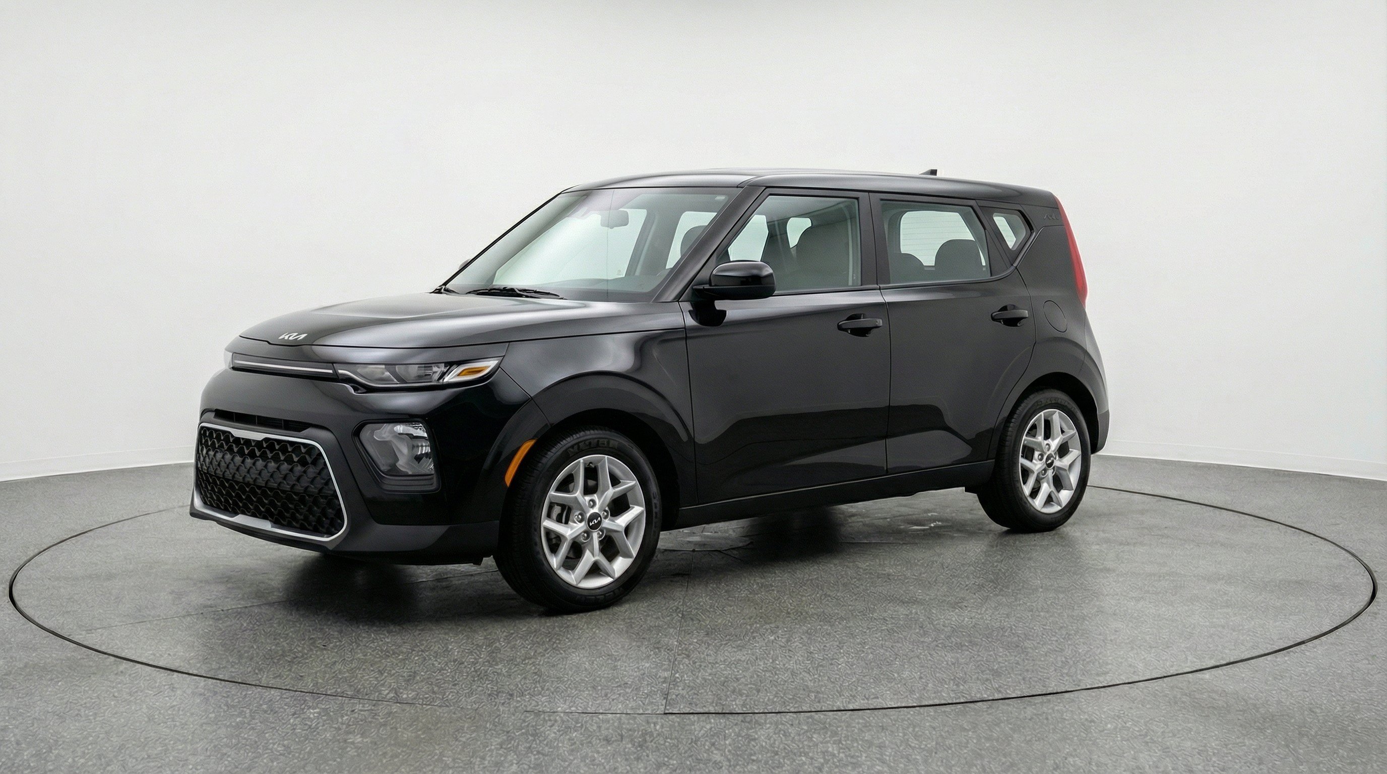 Used 2025 Kia Soul LX w/ LX Technology Package FWD image 3
