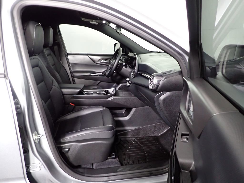 Used 2025 Chevrolet Equinox LT w/ Convenience Package II image 35