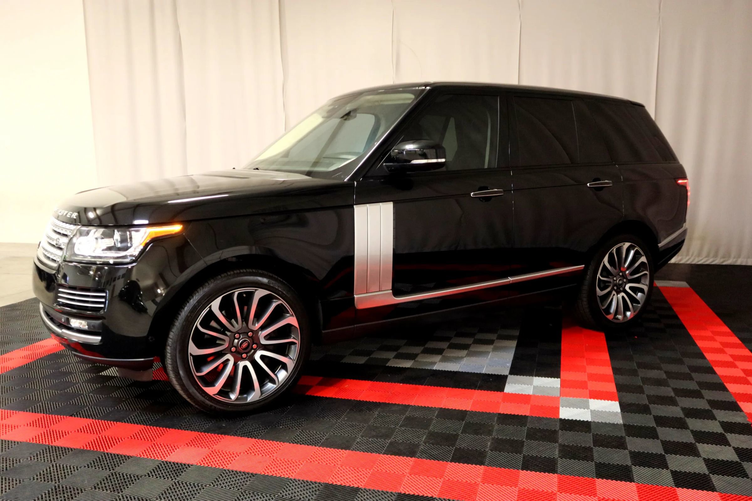 Used 2015 Land Rover Range Rover Autobiography image 3
