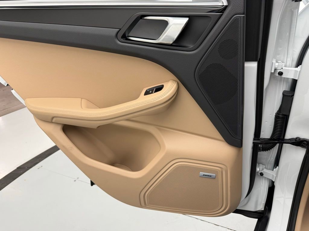 Used 2025 Porsche Macan image 25