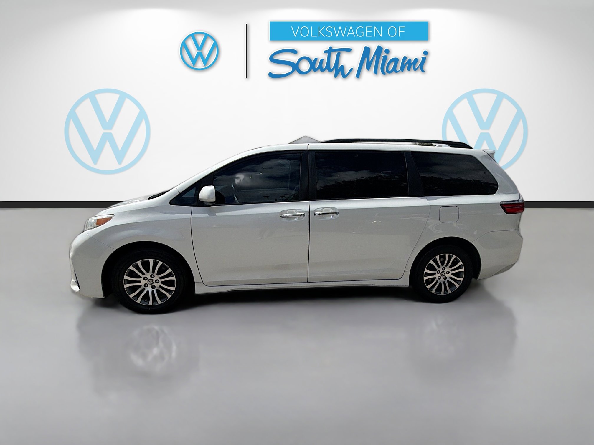 Used 2020 Toyota Sienna XLE image 4