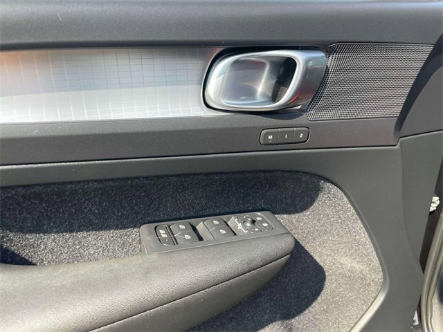 Used 2020 Volvo XC40 T5 Momentum w/ Protection Package Premier image 17