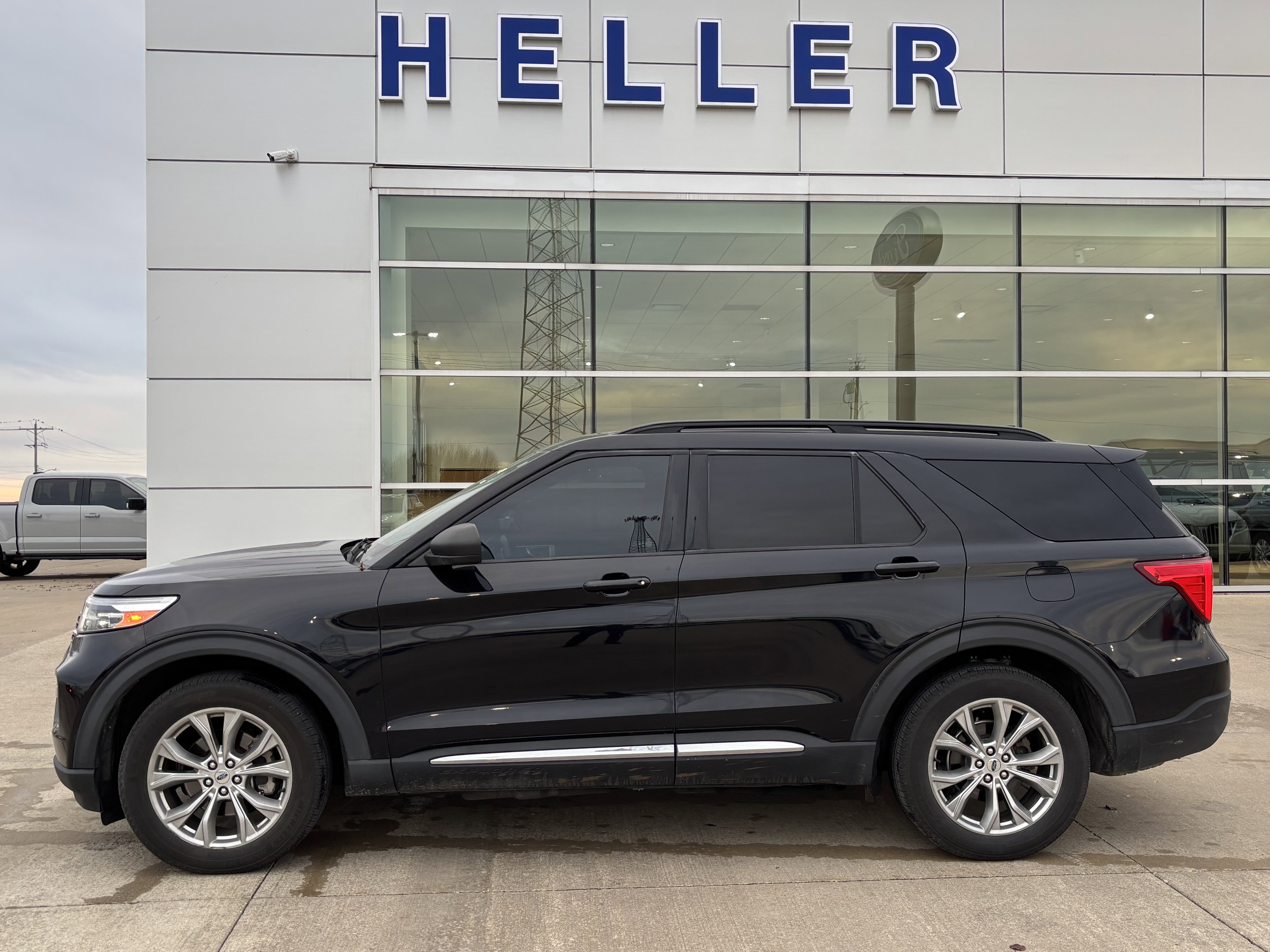 Used 2020 Ford Explorer XLT w/ Equipment Group 202A image 3