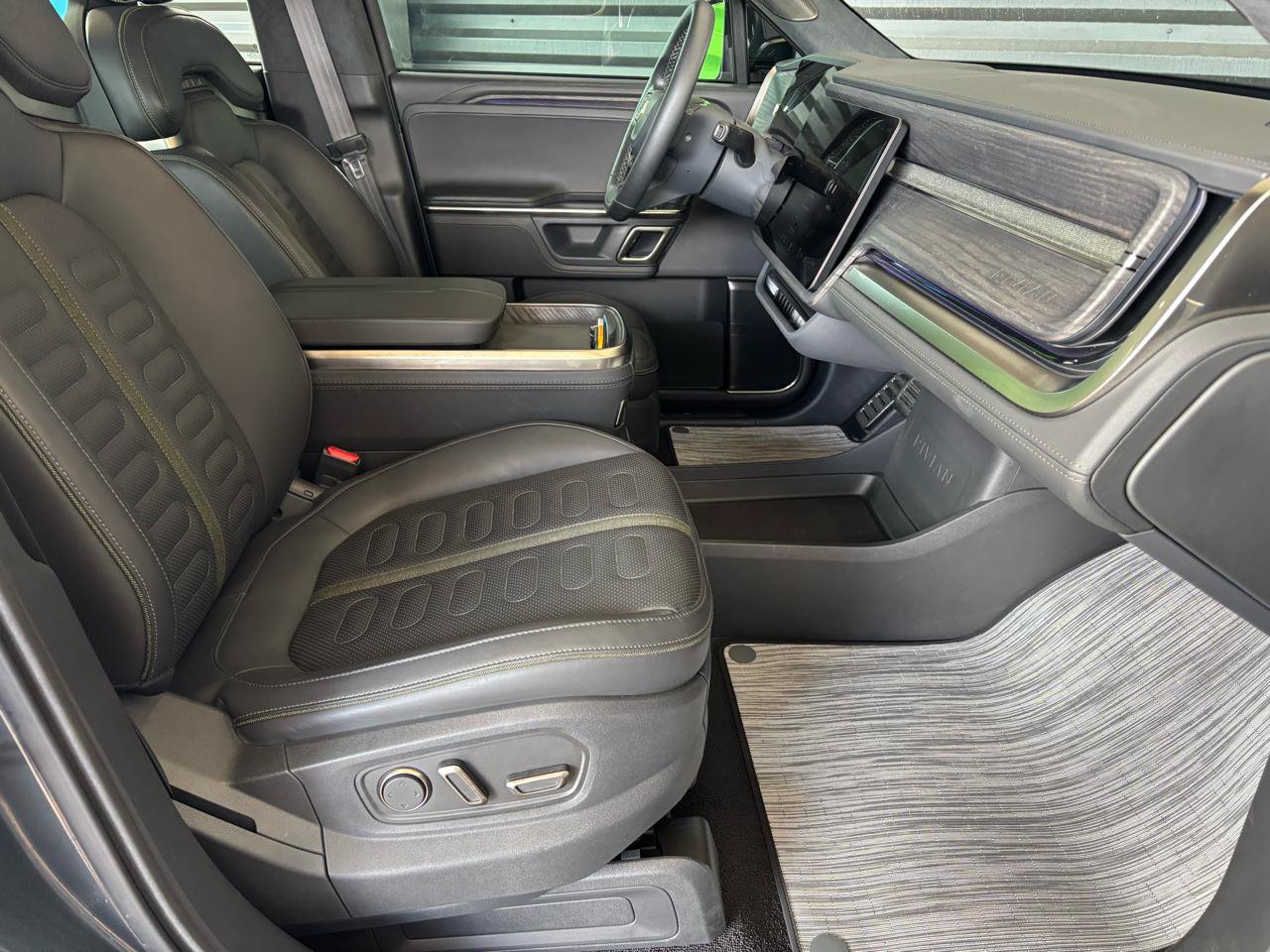 Used 2024 Rivian R1S Adventure AWD/4WD image 19