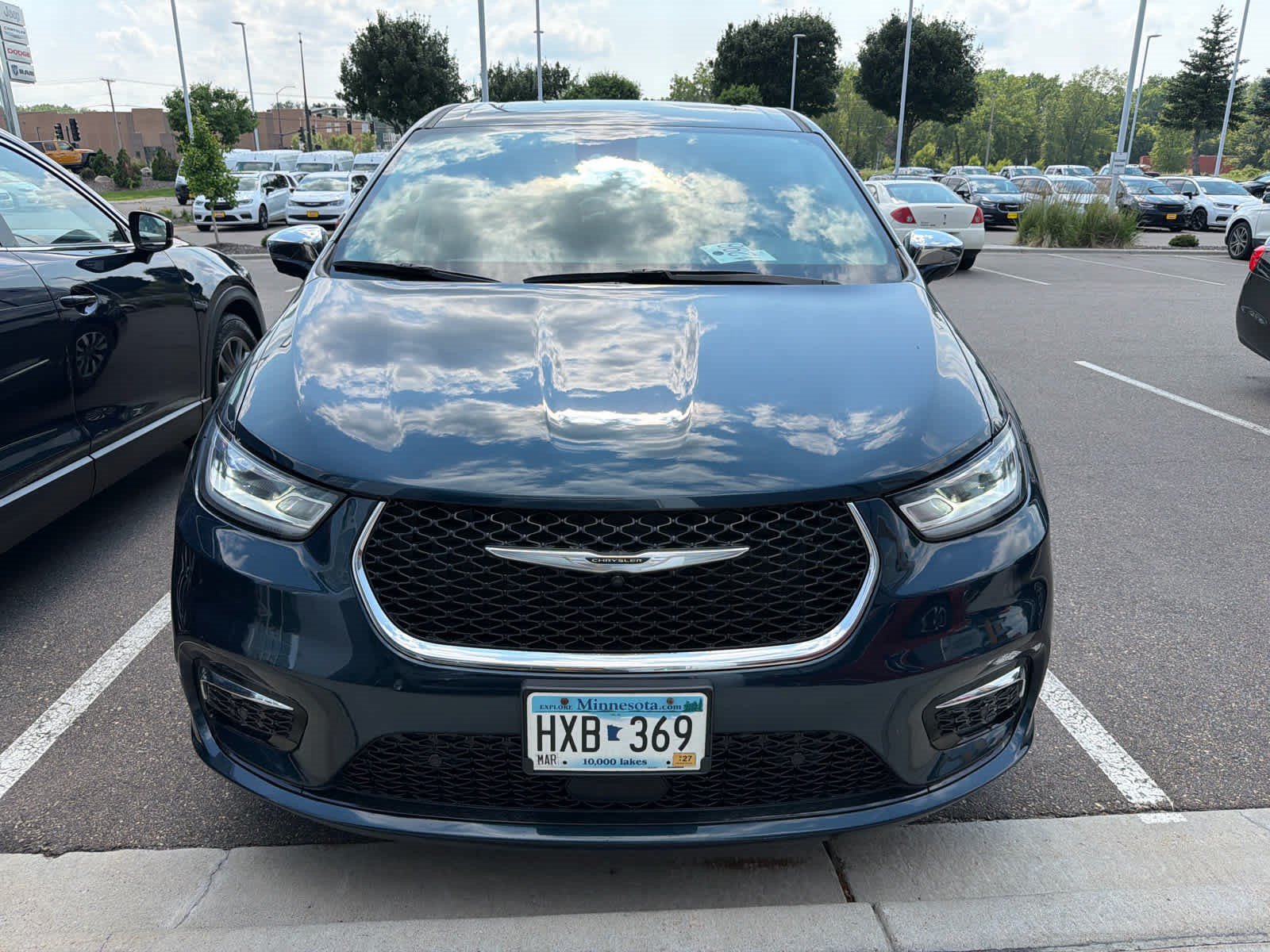 Used 2022 Chrysler Pacifica Limited w/ Uconnect Theater Family Group FWD image 3
