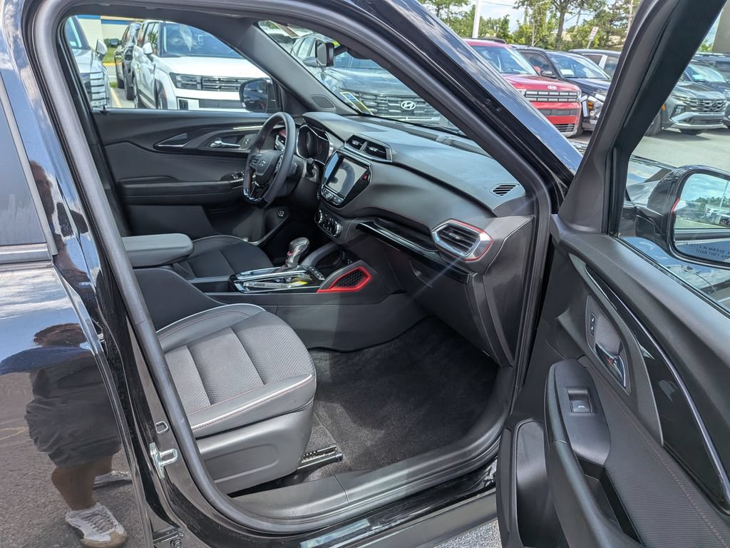 Used 2023 Chevrolet TrailBlazer RS w/ Sun and Liftgate Package AWD/4WD image 37