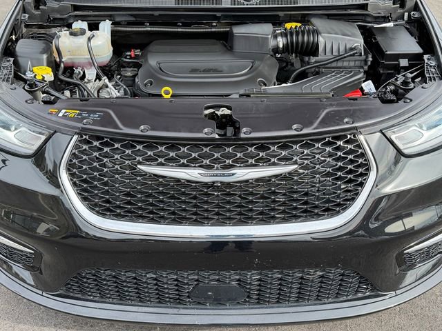 Used 2024 Chrysler Pacifica Touring-L image 28