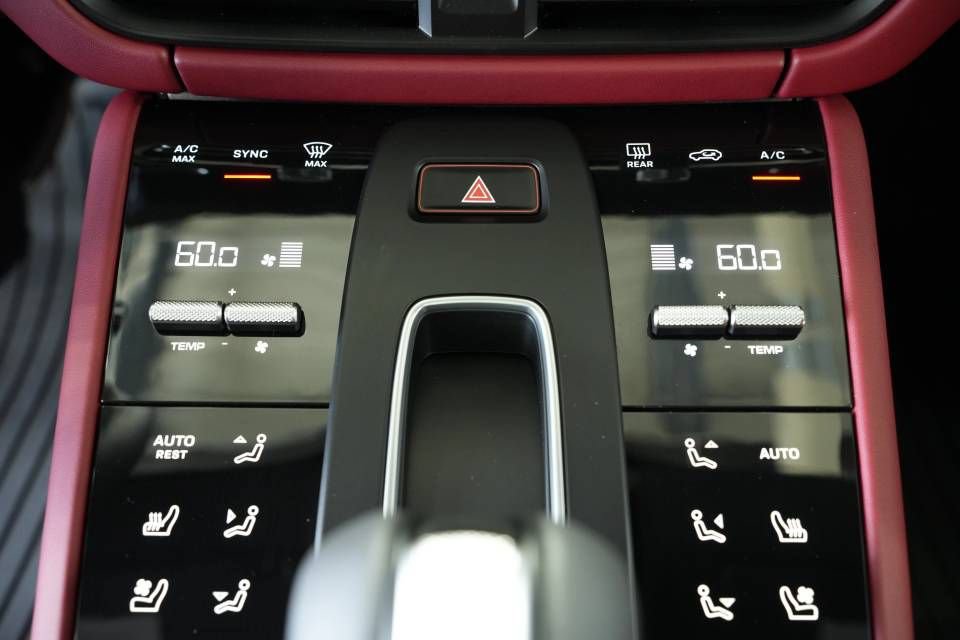 Certified 2025 Porsche Macan Turbo AWD/4WD image 21