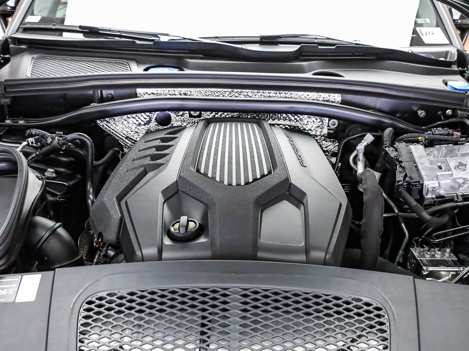 Certified 2026 Porsche Macan AWD/4WD image 32