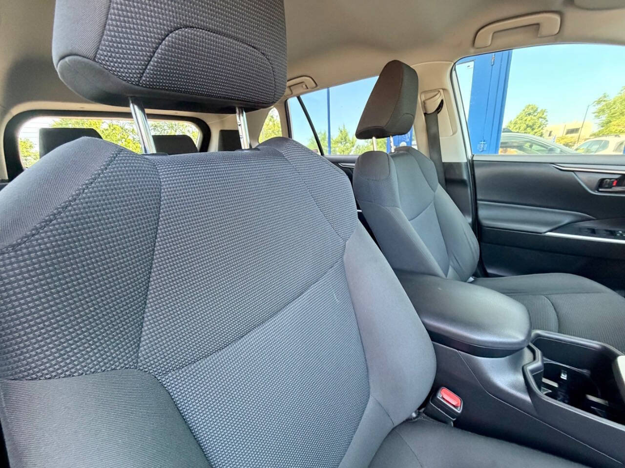 Used 2022 Toyota RAV4 LE AWD/4WD image 23