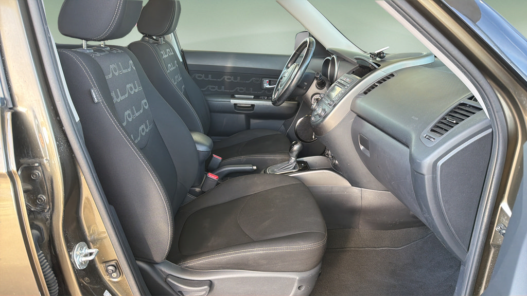 Used 2013 Kia Soul + w/ Audio Pkg FWD image 11