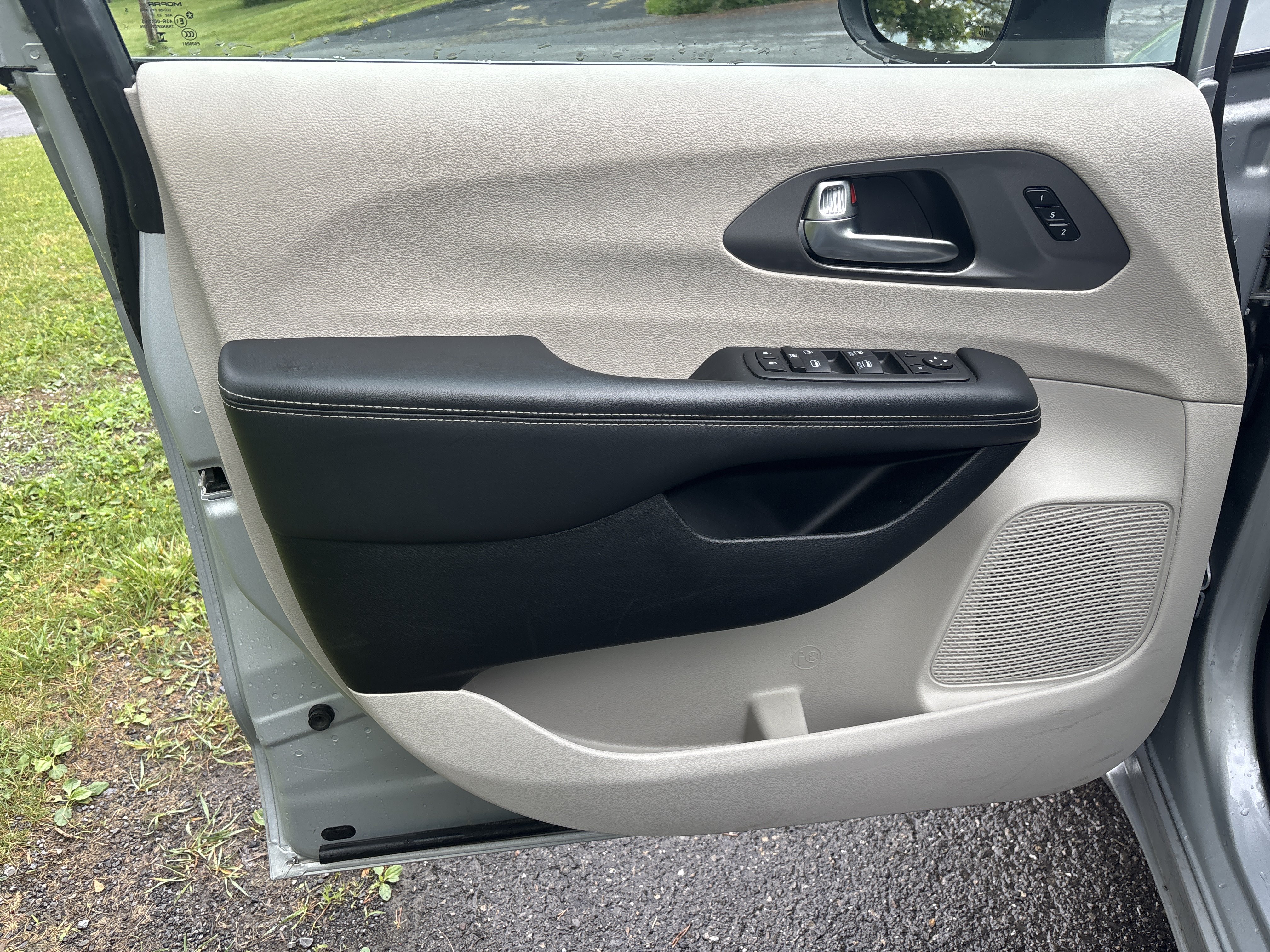 Used 2023 Chrysler Pacifica Touring-L FWD image 17