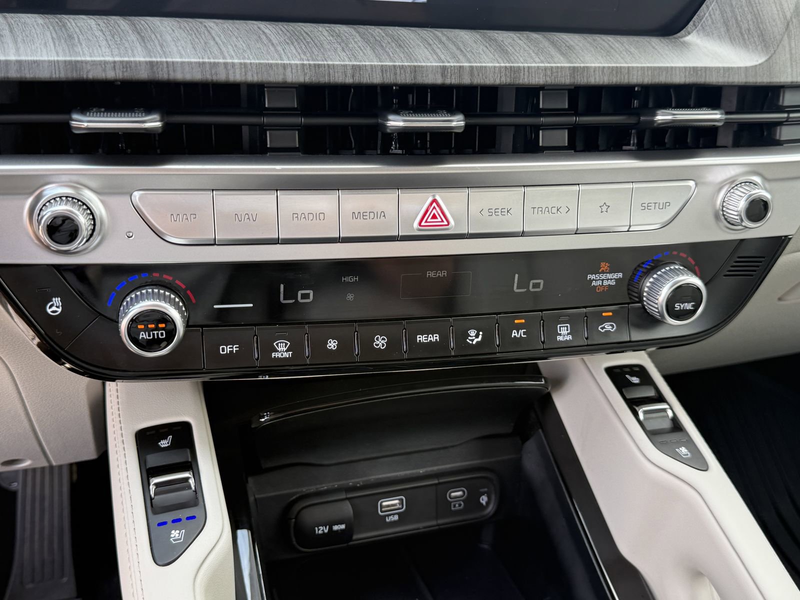 Used 2024 Kia Telluride EX w/ EX Captain's Chair Package AWD/4WD image 29