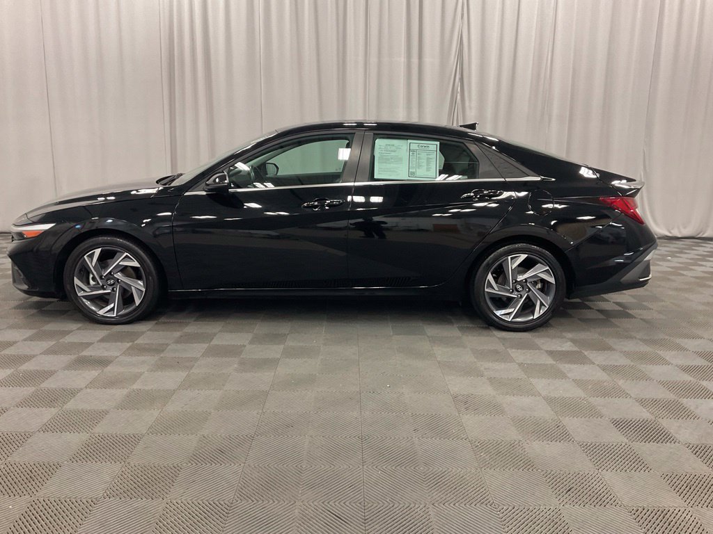Used 2025 Hyundai Elantra Limited FWD image 15
