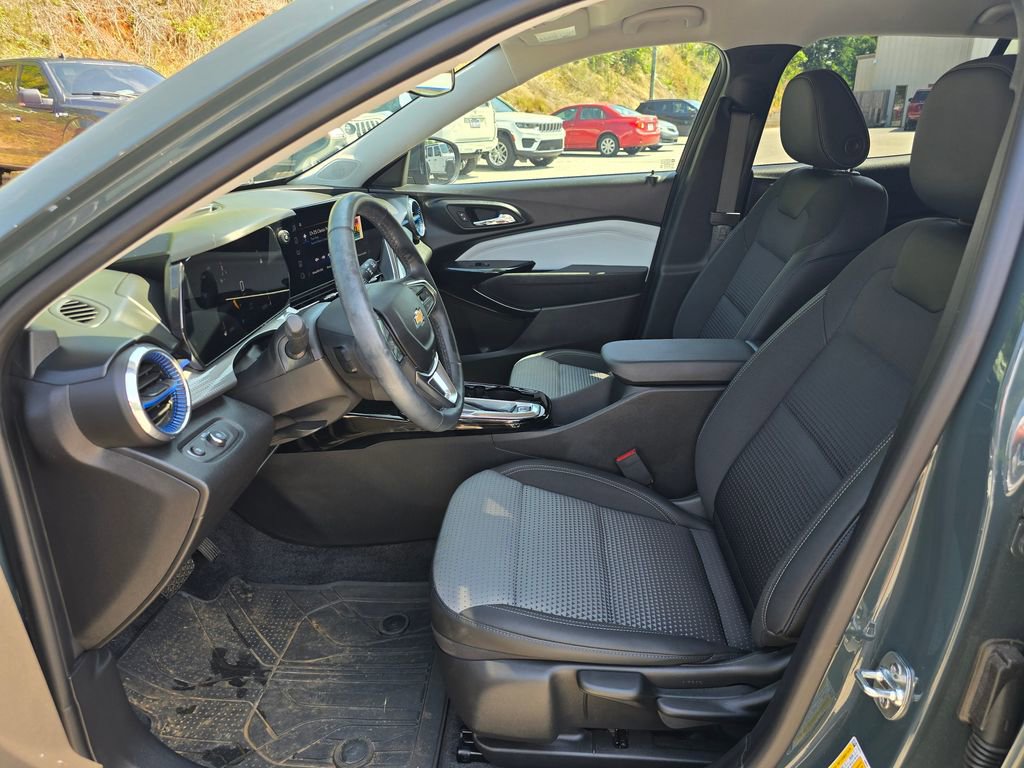 Used 2025 Chevrolet Trax LT w/ Driver Confidence Package FWD image 4