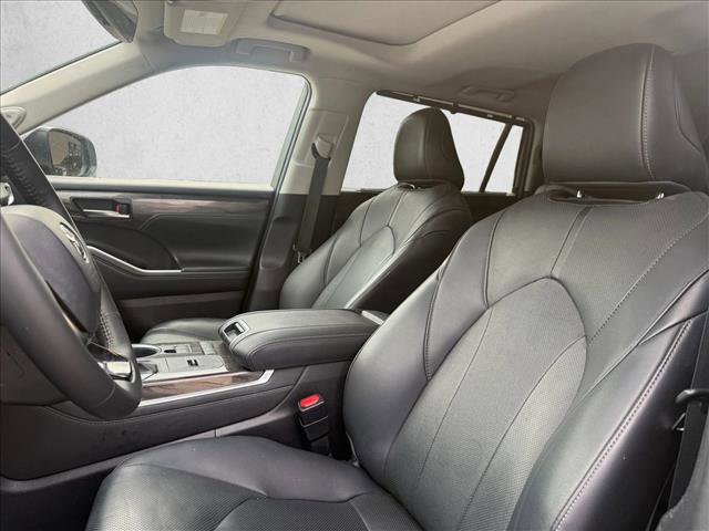 Used 2021 Toyota Highlander Limited FWD image 11