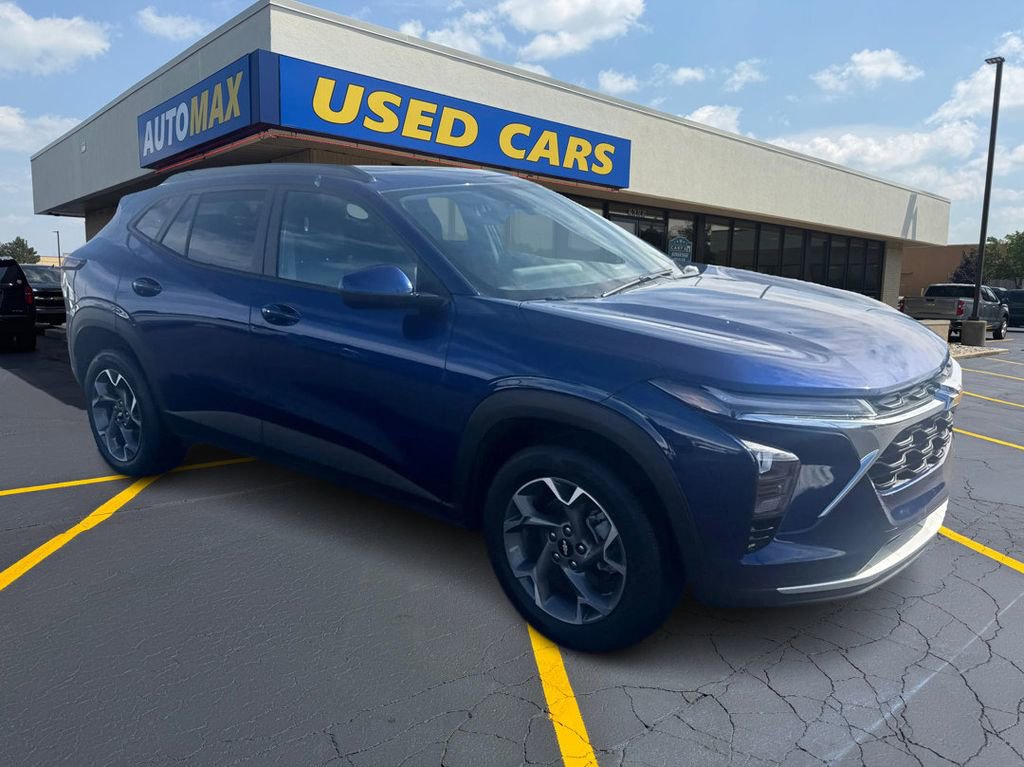 Used 2024 Chevrolet Trax LT w/ Sunroof Package FWD image 4