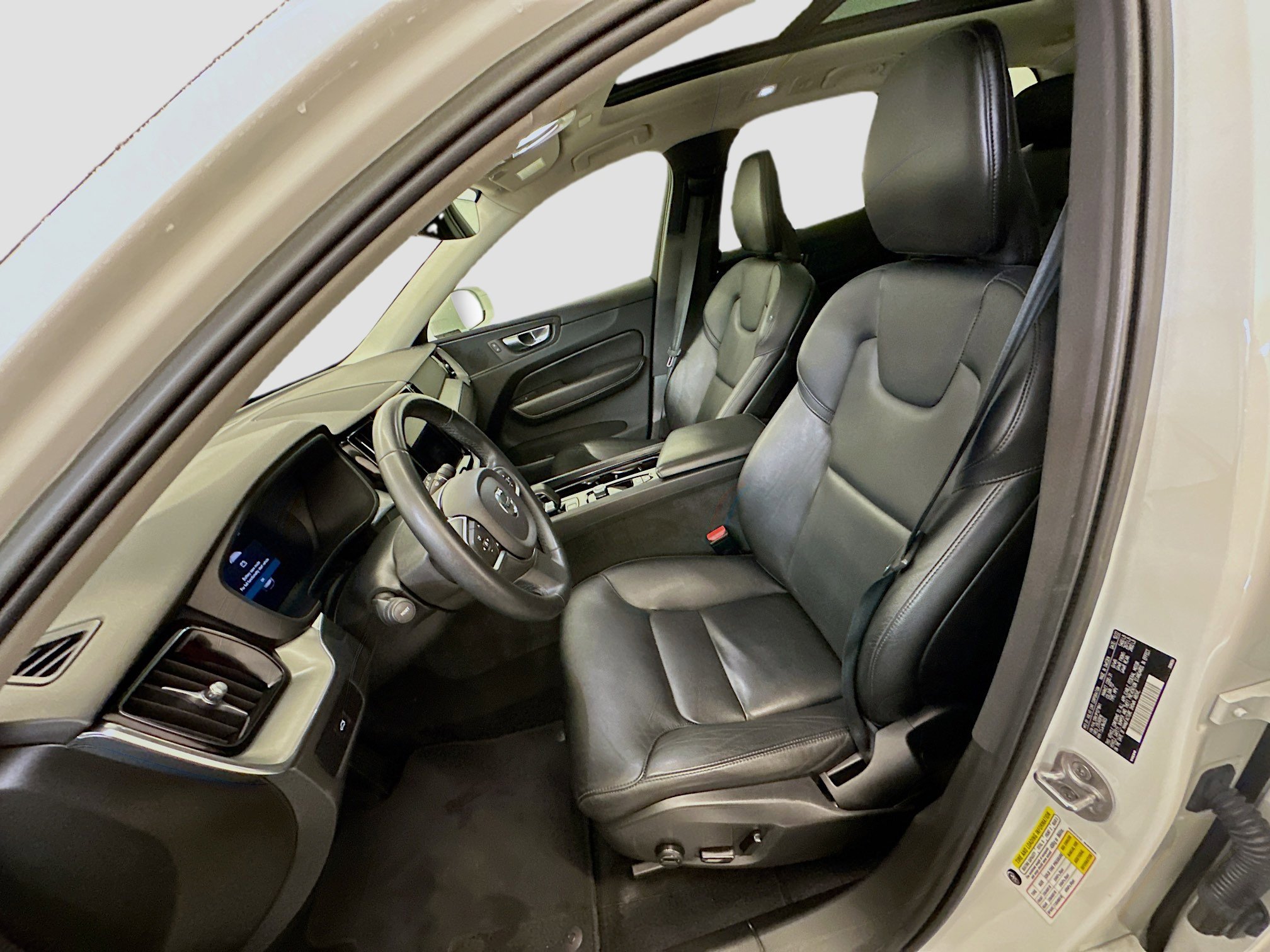 Used 2023 Volvo XC60 B5 Core image 13