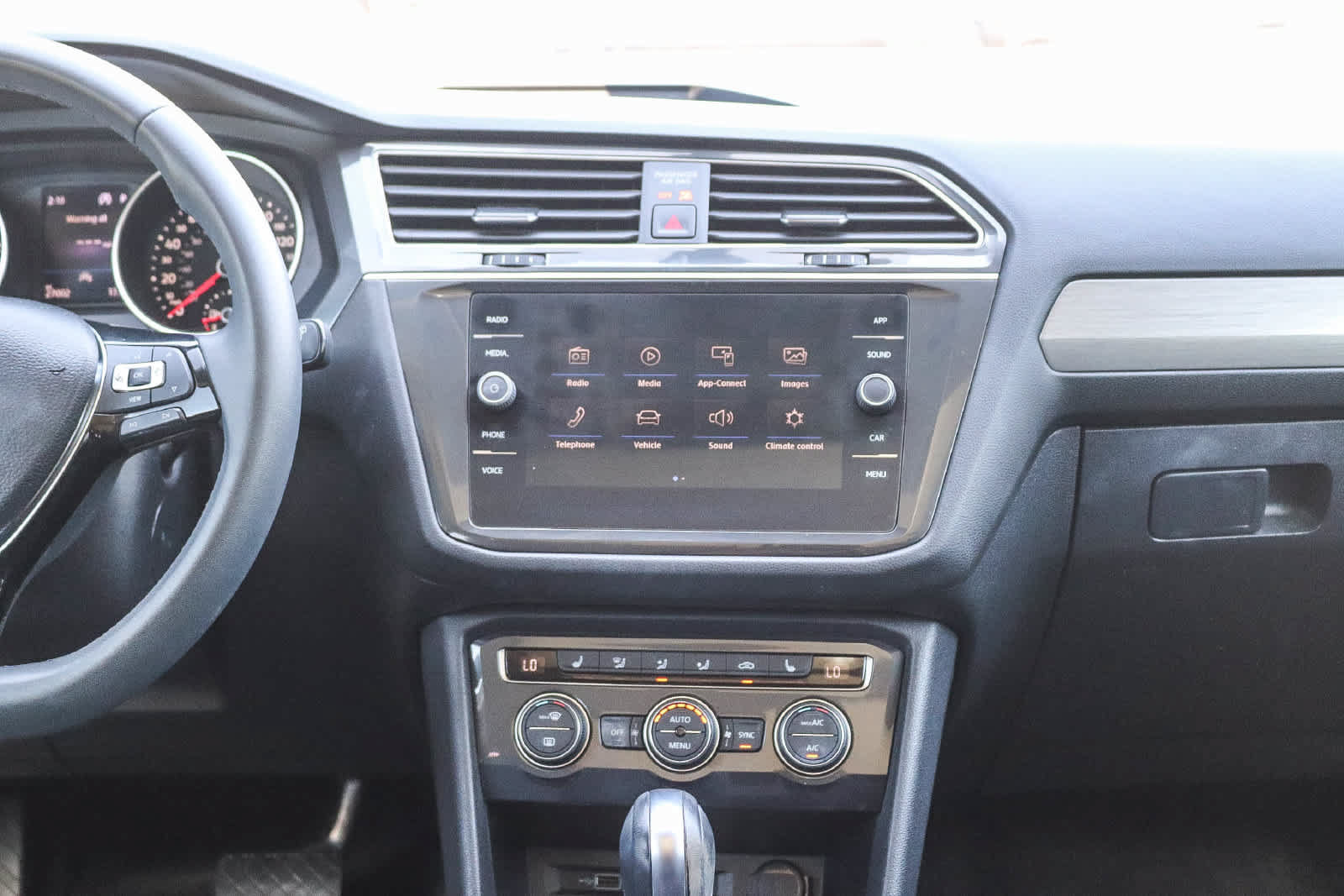 Used 2020 Volkswagen Tiguan SE w/ Panoramic Sunroof Package AWD/4WD image 13