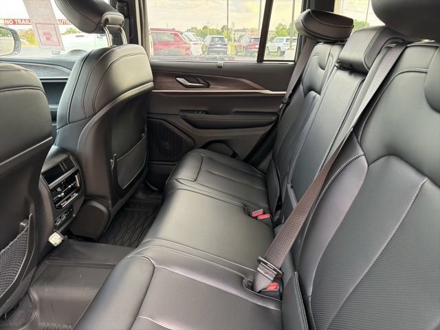 Used 2025 Jeep Grand Cherokee Limited w/ Luxury Tech Group II RWD image 21