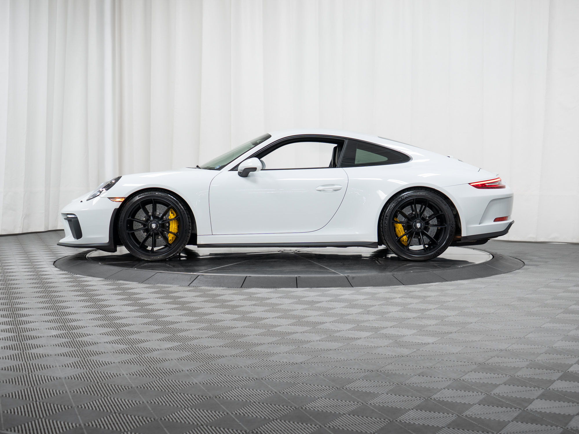 Certified 2018 Porsche 911 GT3 RWD image 41