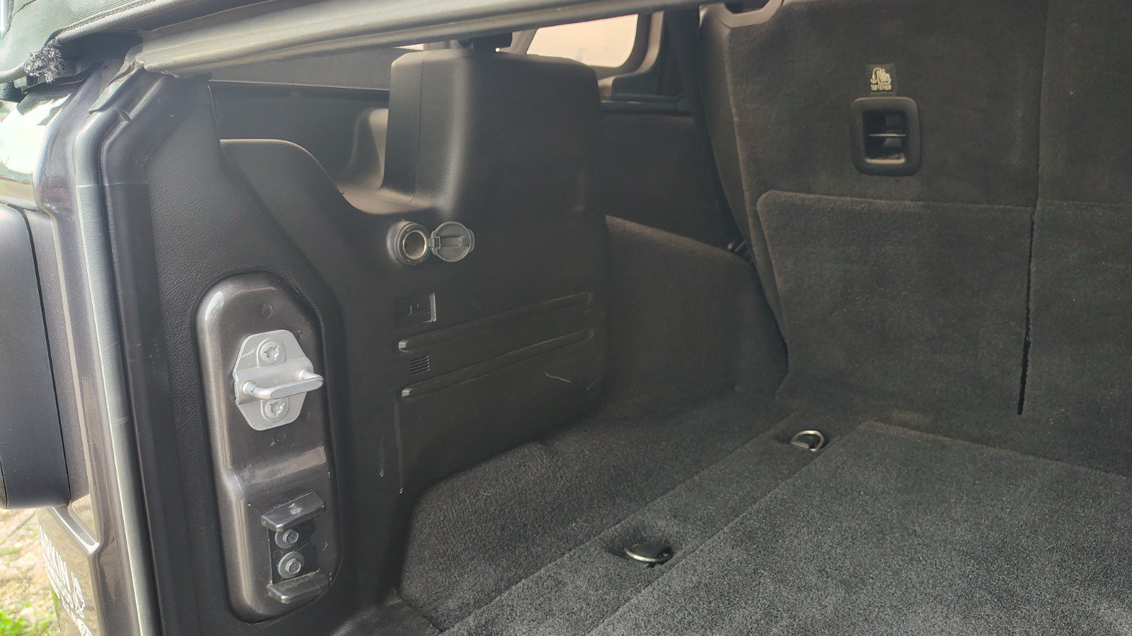 Used 2018 Jeep Wrangler Unlimited Sahara AWD/4WD image 11