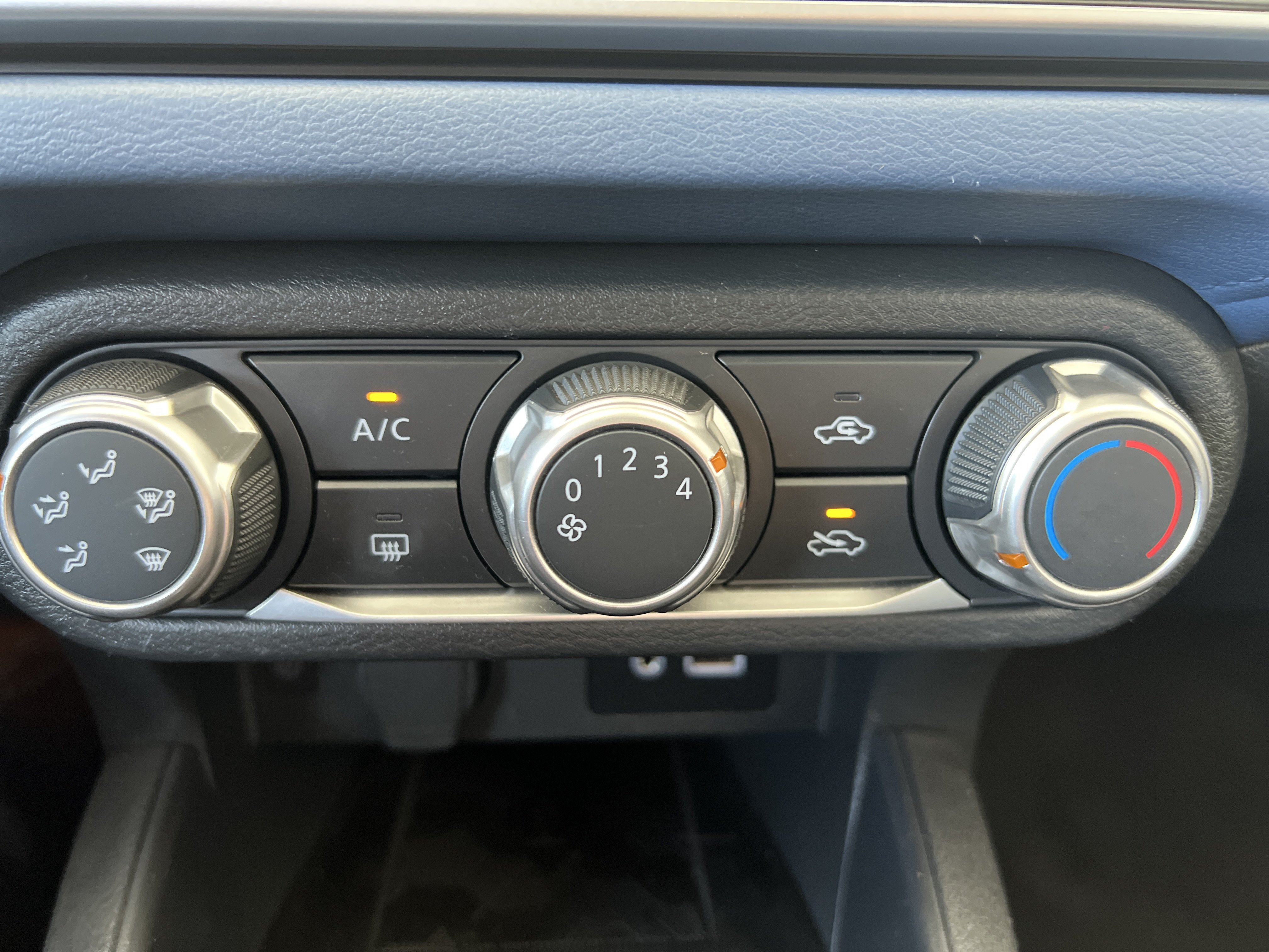 Used 2025 Nissan Versa SV FWD image 18