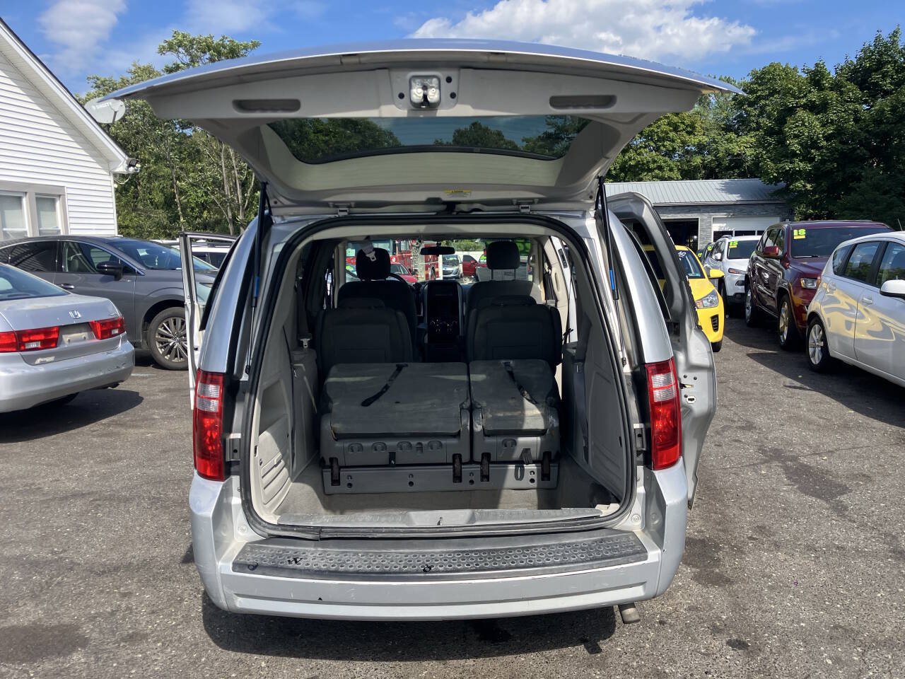 Used 2010 Dodge Grand Caravan SXT FWD image 28