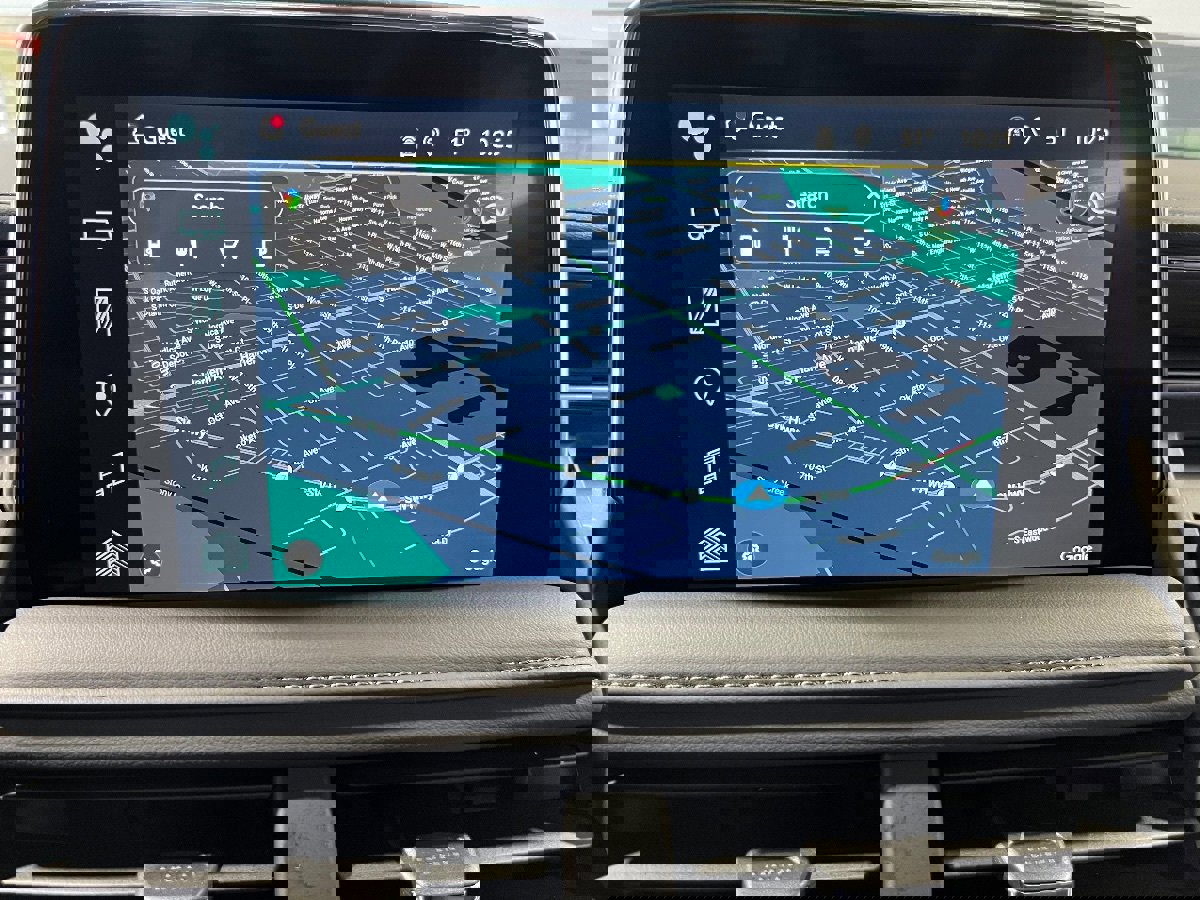 Used 2024 Chevrolet Suburban Z71 image 17