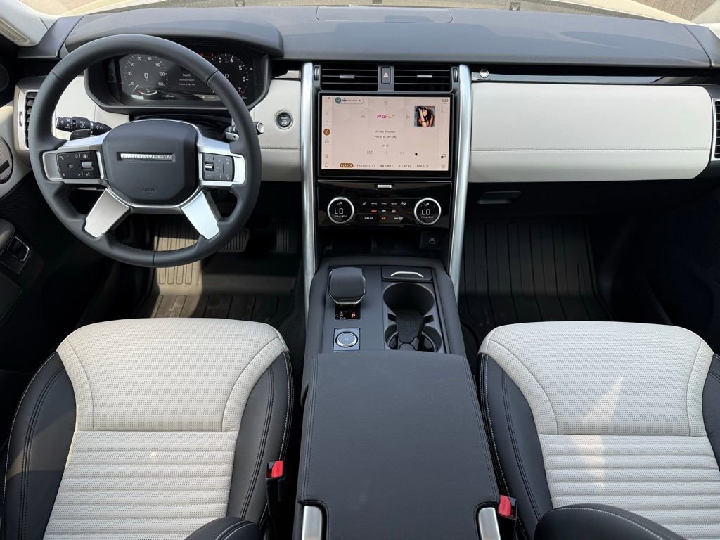 Certified 2025 Land Rover Discovery S image 17