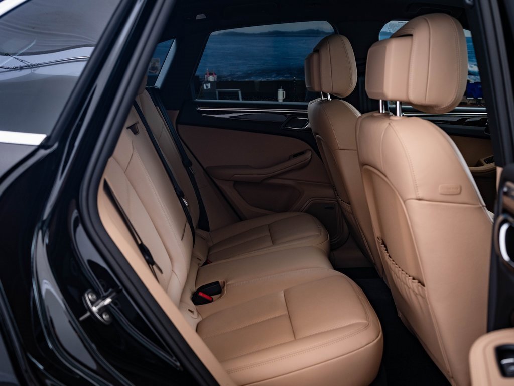 Certified 2025 Porsche Macan image 38