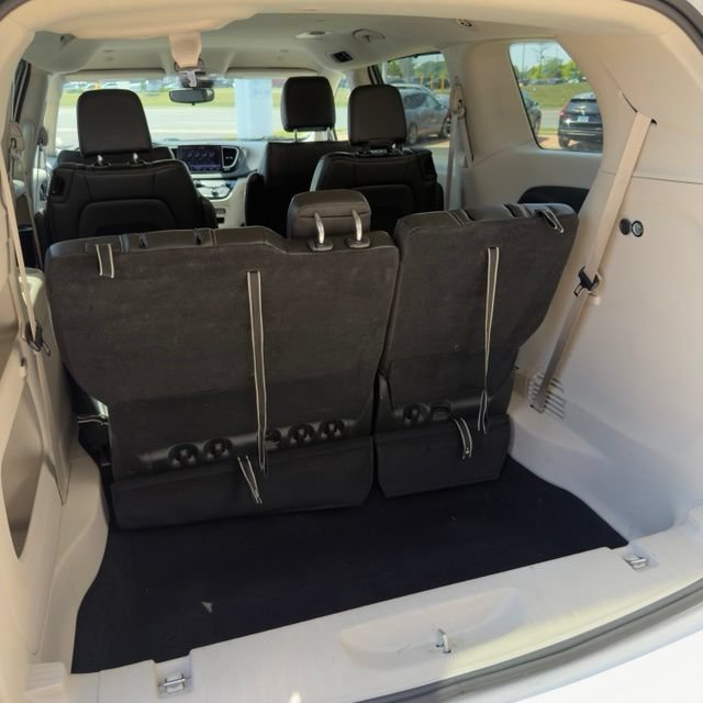 Used 2024 Chrysler Pacifica Touring-L FWD image 14