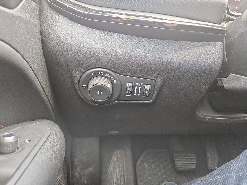 Used 2025 Jeep Compass Trailhawk AWD/4WD image 21