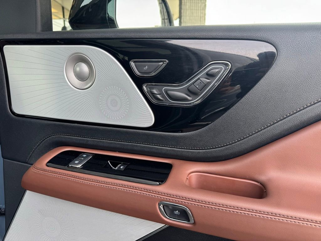 Used 2025 Lincoln Aviator Reserve w/ Luxury Package AWD/4WD image 19