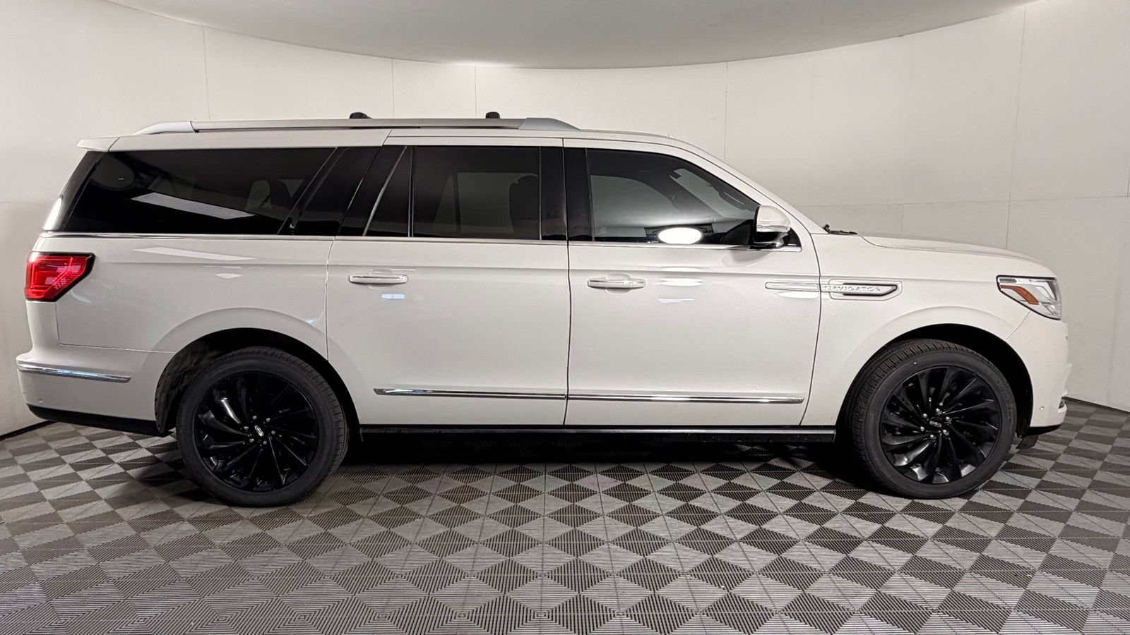 Used 2021 Lincoln Navigator L Reserve AWD/4WD image 9