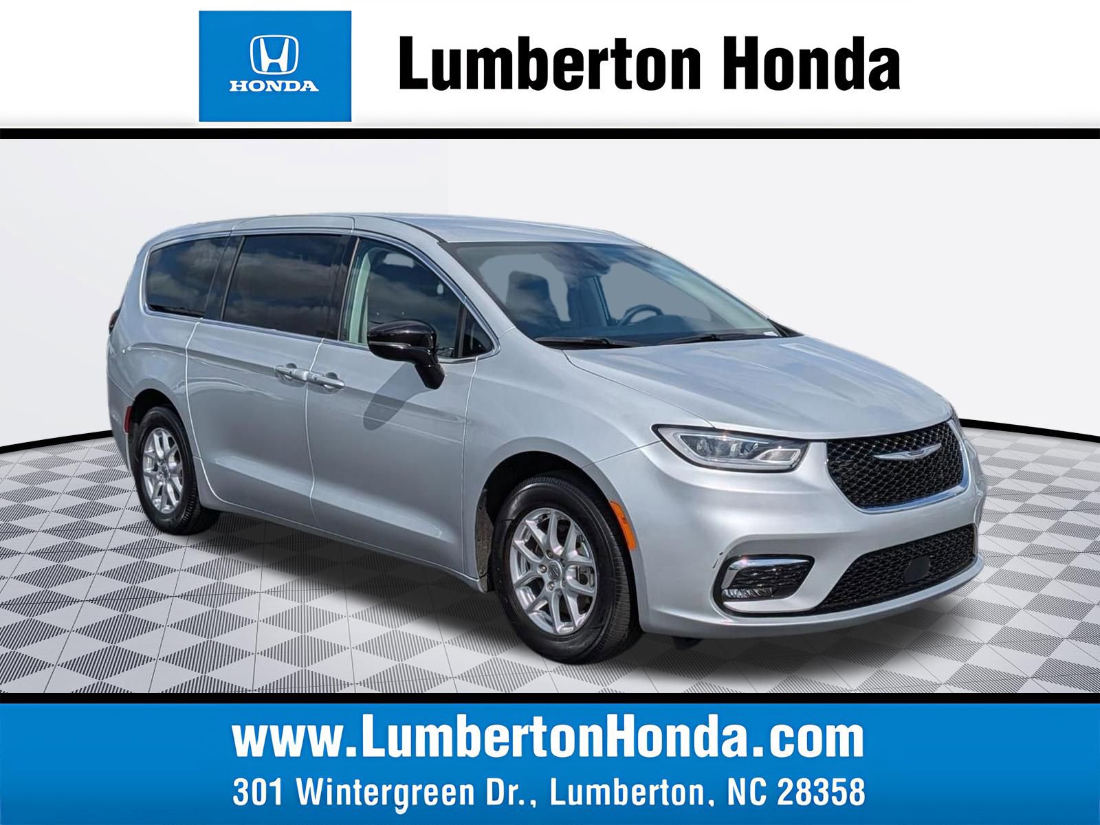 Used 2024 Chrysler Pacifica Touring-L image 1