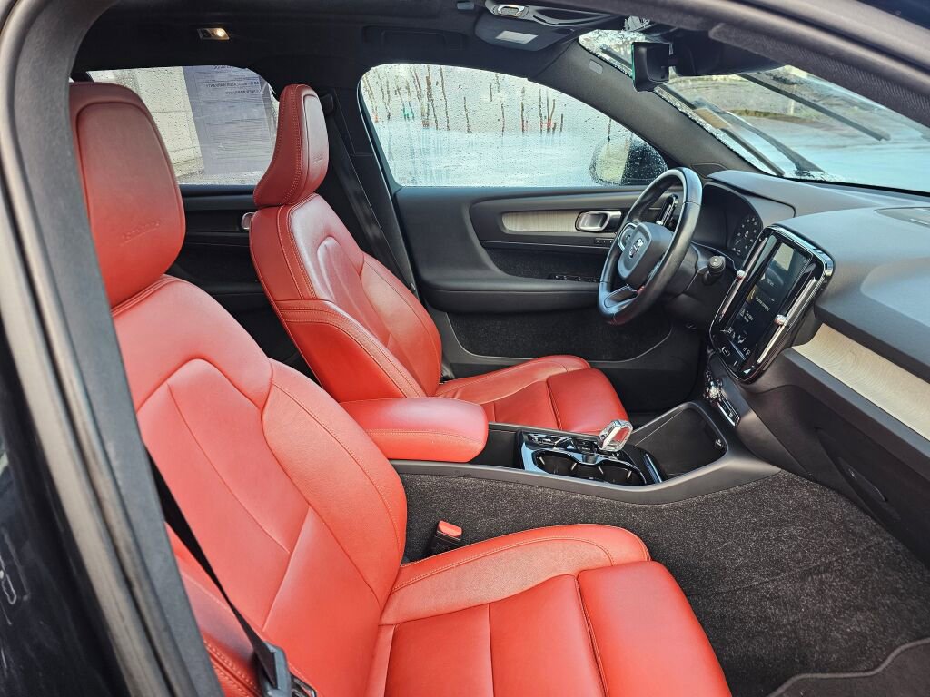 Used 2019 Volvo XC40 T4 Inscription image 11