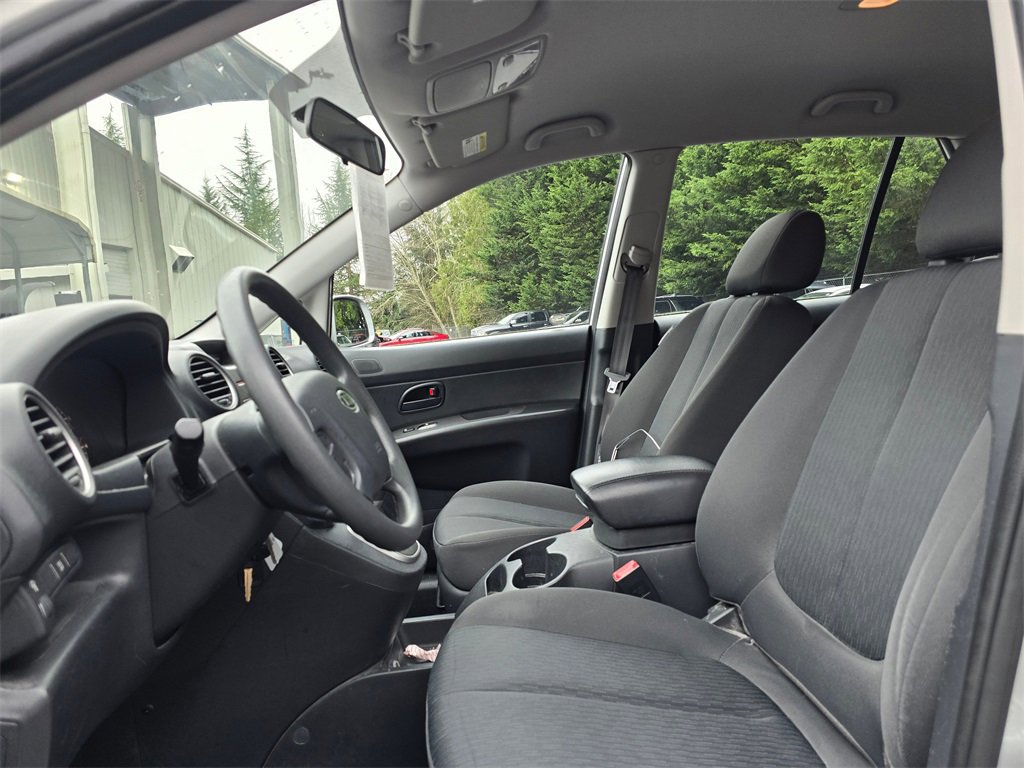 Used 2010 Kia Rondo LX image 2