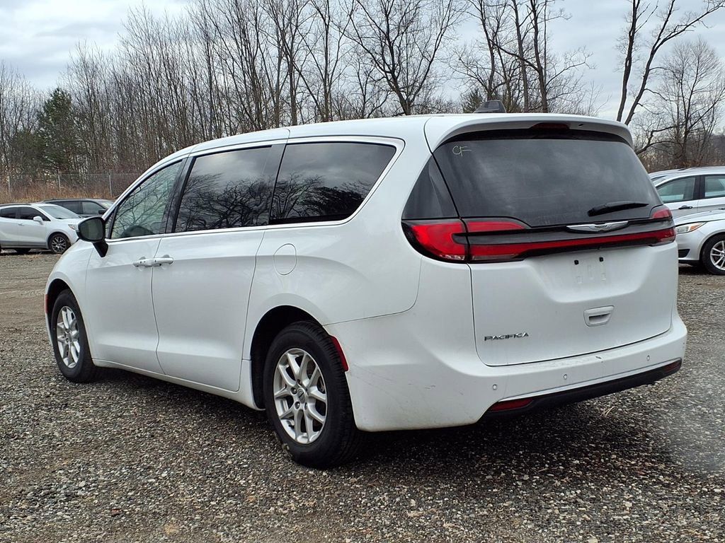 Used 2023 Chrysler Pacifica Touring-L image 7