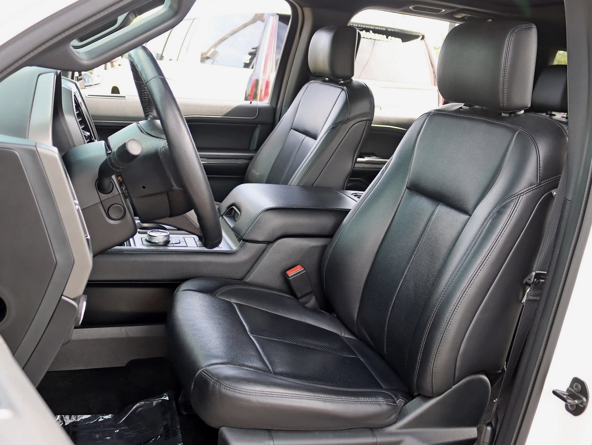 Used 2019 Ford Expedition XLT w/ Equipment Group 202A AWD/4WD image 29