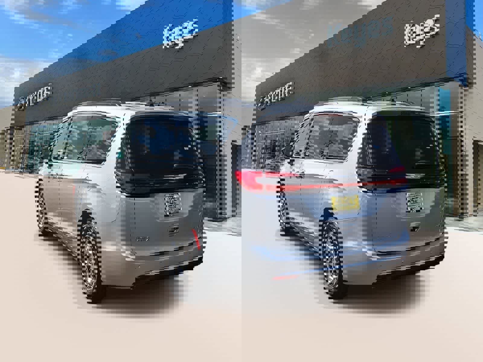 Used 2023 Chrysler Pacifica Limited image 7