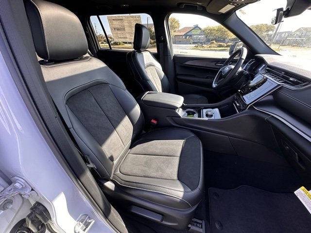 New 2025 Jeep Grand Cherokee L Altitude image 12