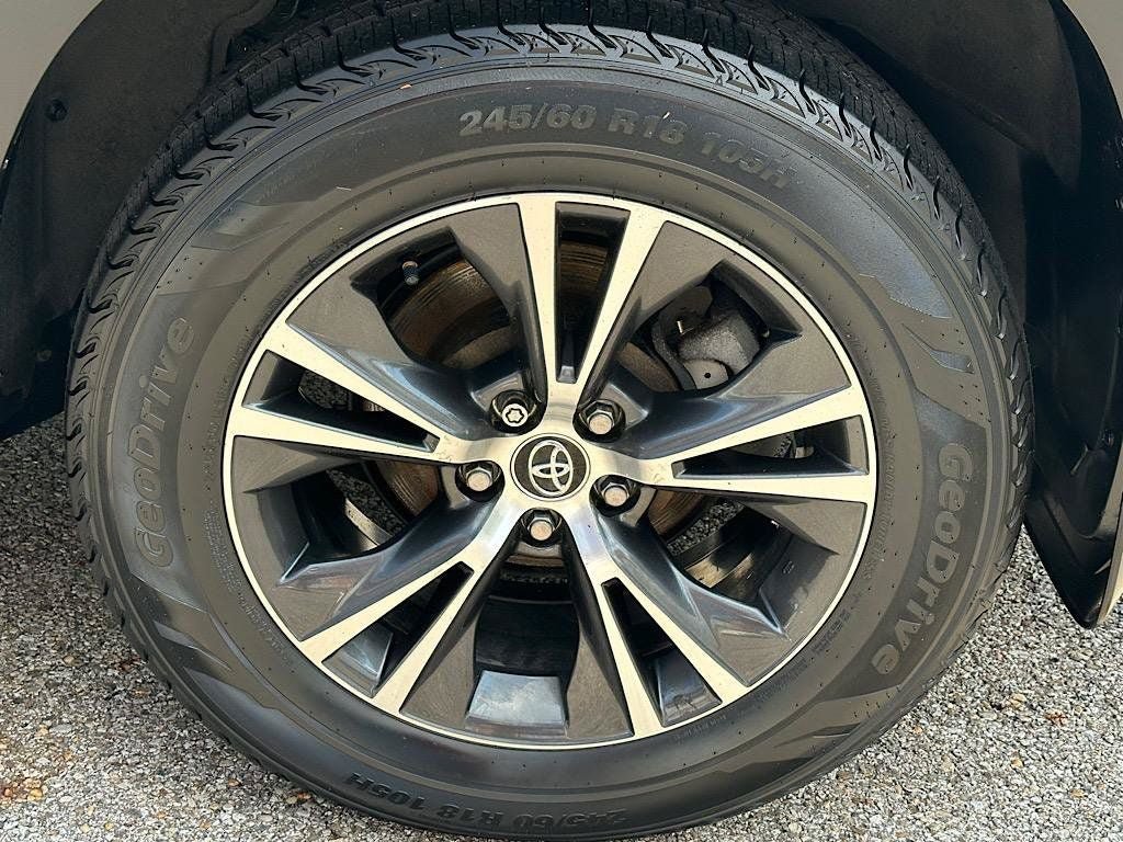 Used 2019 Toyota Highlander LE AWD/4WD image 30