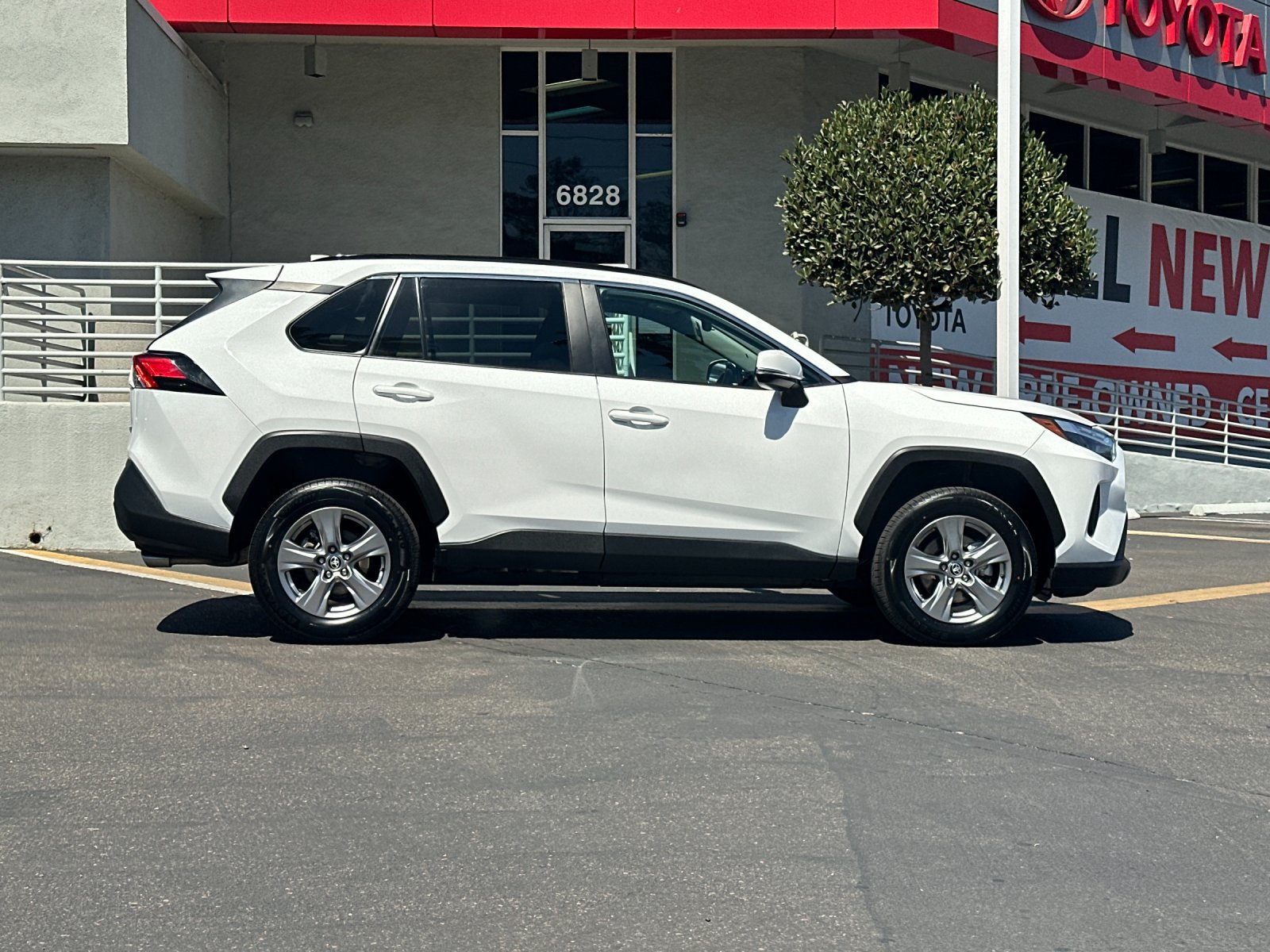 Used 2025 Toyota RAV4 XLE FWD image 6