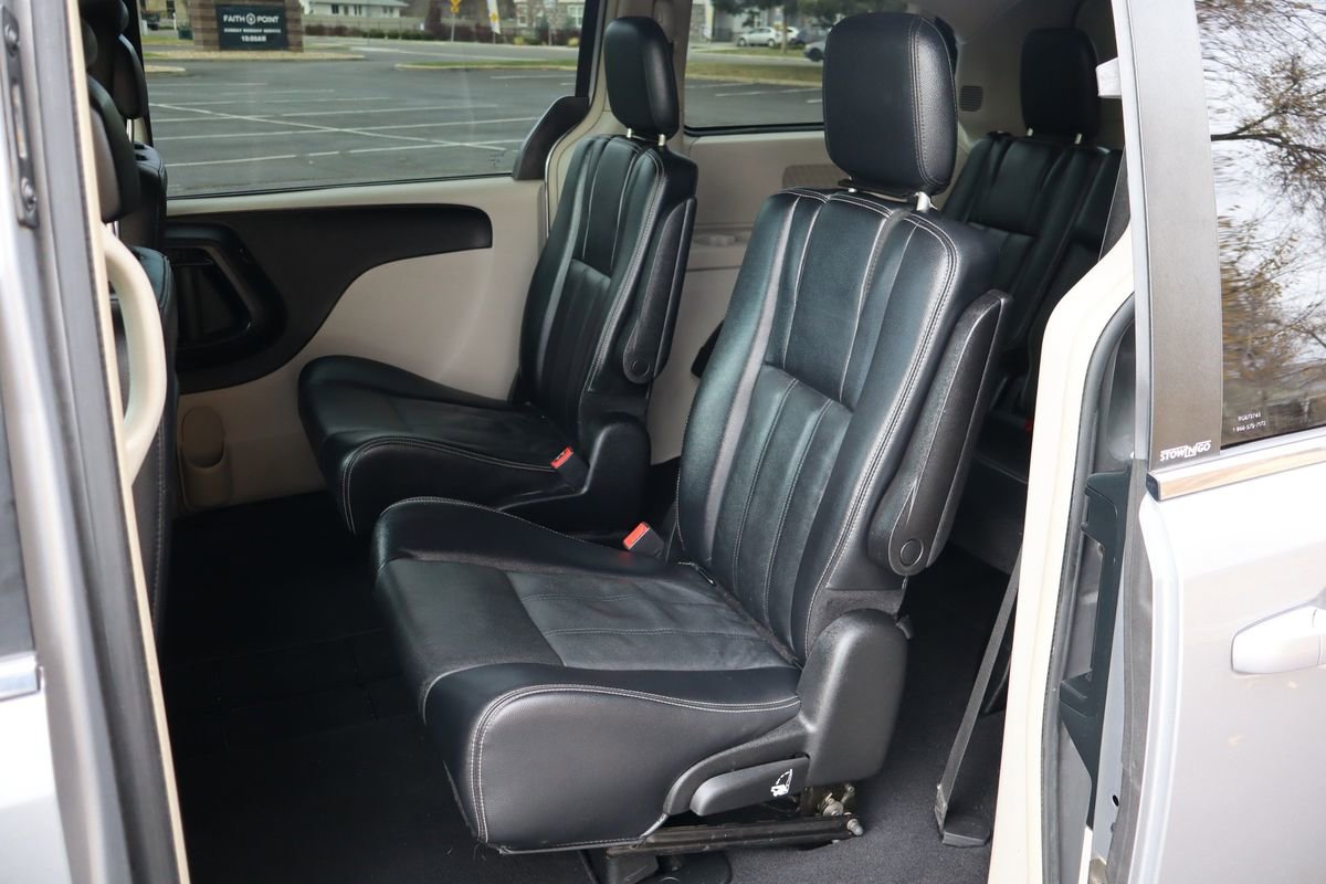 Used 2013 Chrysler Town & Country Touring image 18