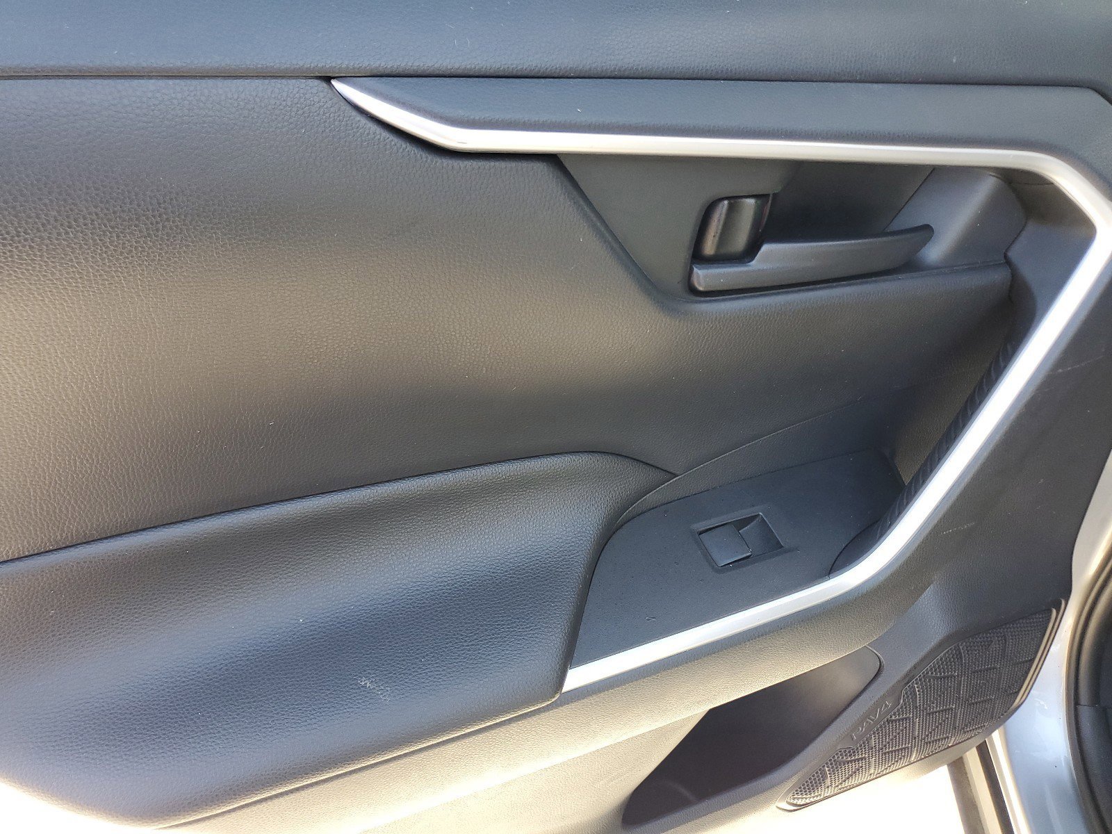 Used 2019 Toyota RAV4 LE image 13