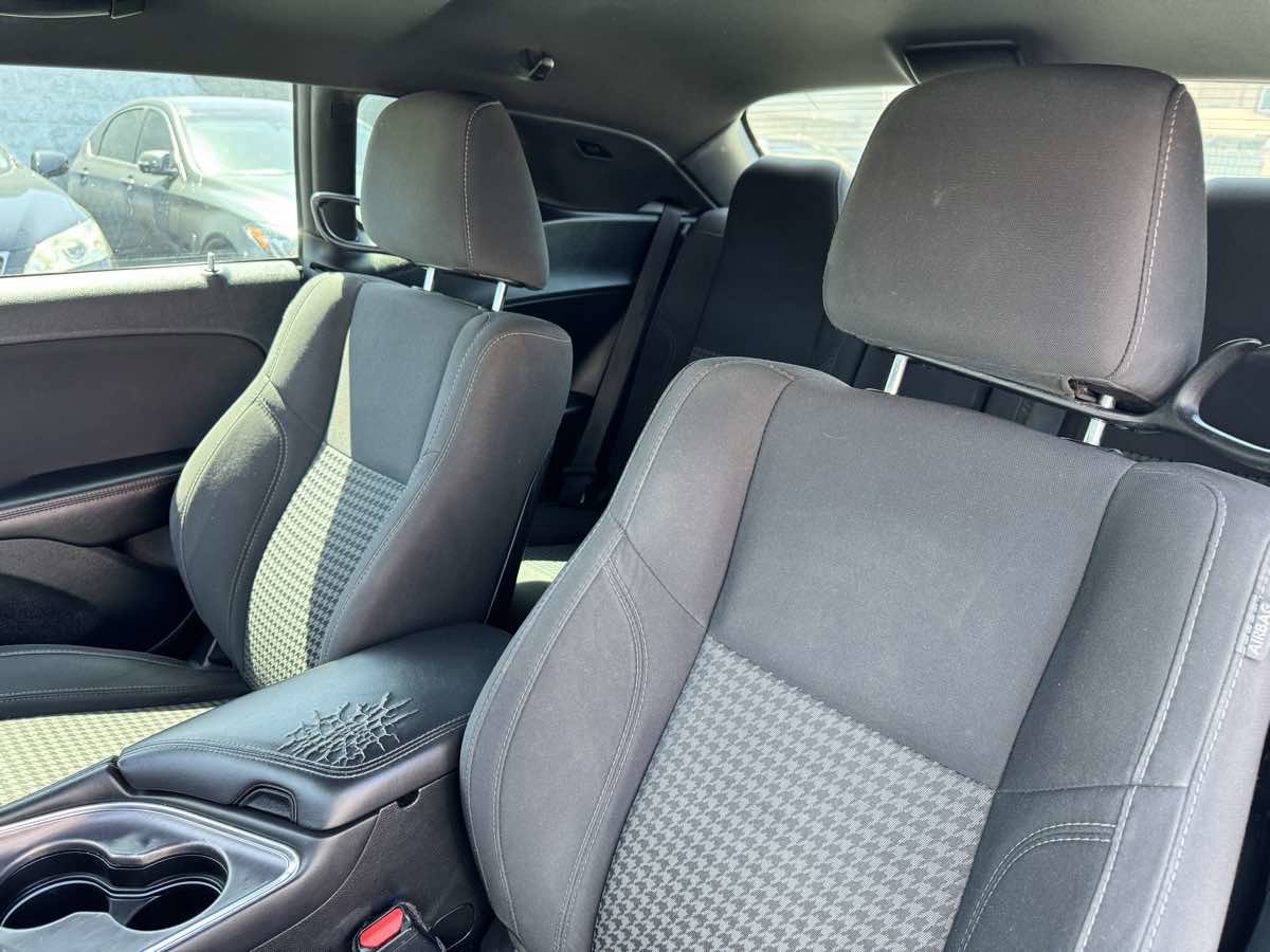Used 2018 Dodge Challenger SXT RWD image 31